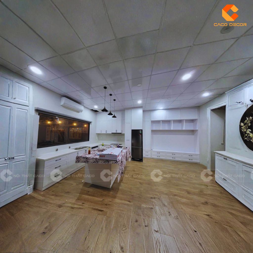 Hình ảnh chụp thực tế bàn giao tủ bếp màu trắng cho chị Thy